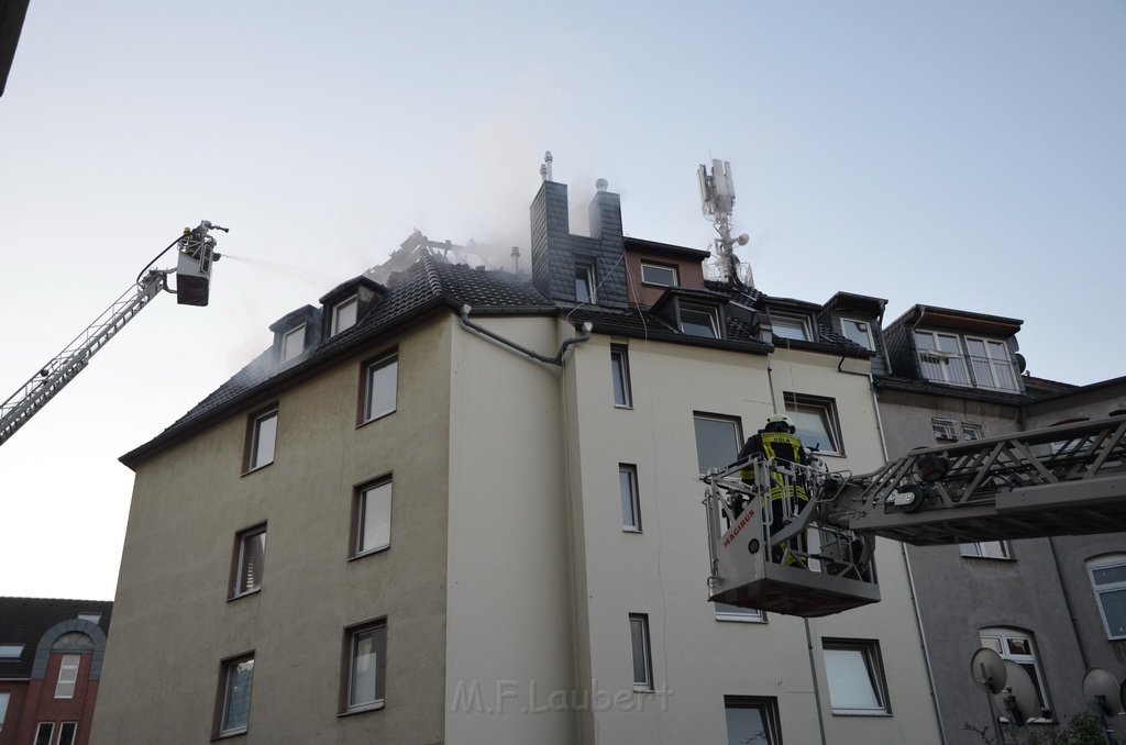 Feuer 3 Dachstuhl Koeln Buchforst Kalk Muelheimerstr P138.JPG